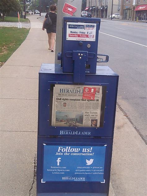 Newspaper vending machine 